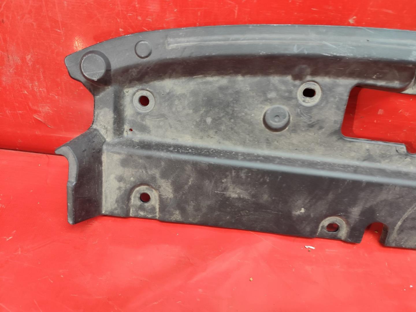 Кожух замка капота