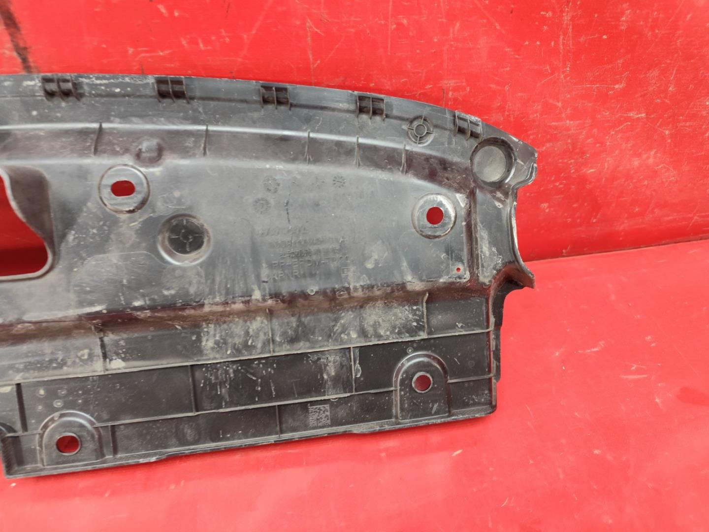 Кожух замка капота