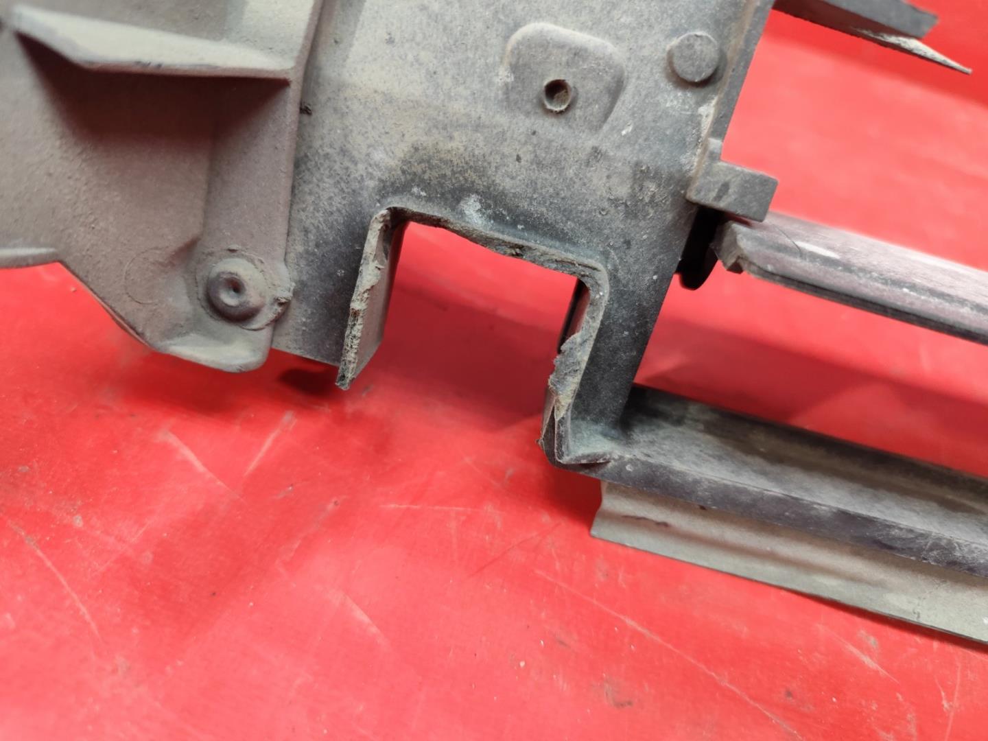 Моторчик заслонки решетки радиатора