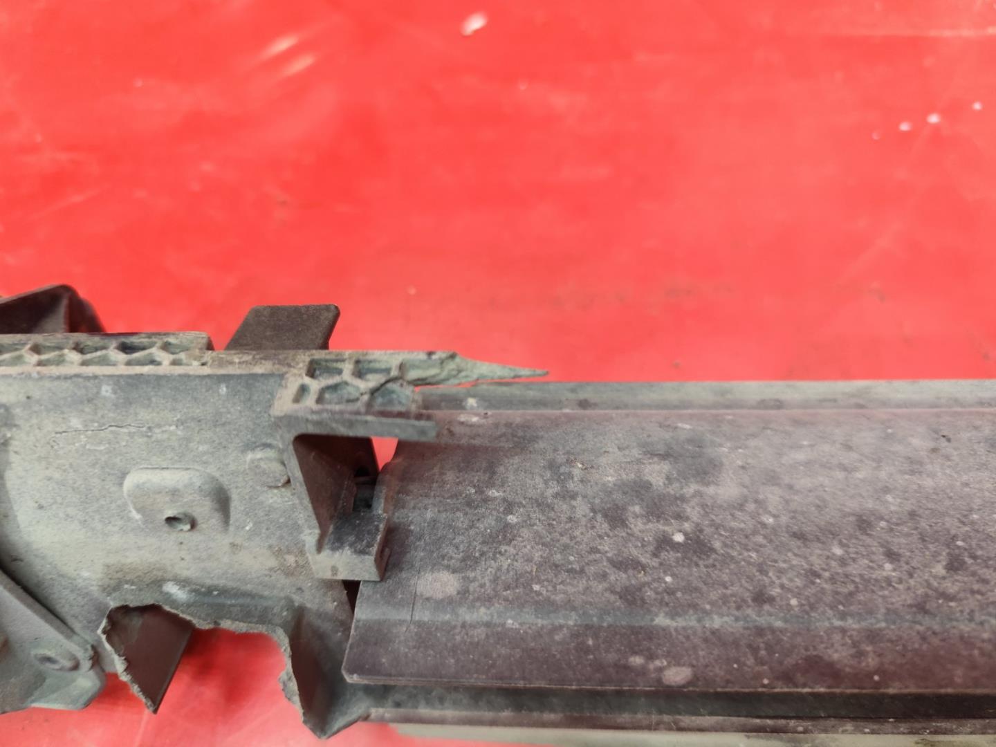 Моторчик заслонки решетки радиатора