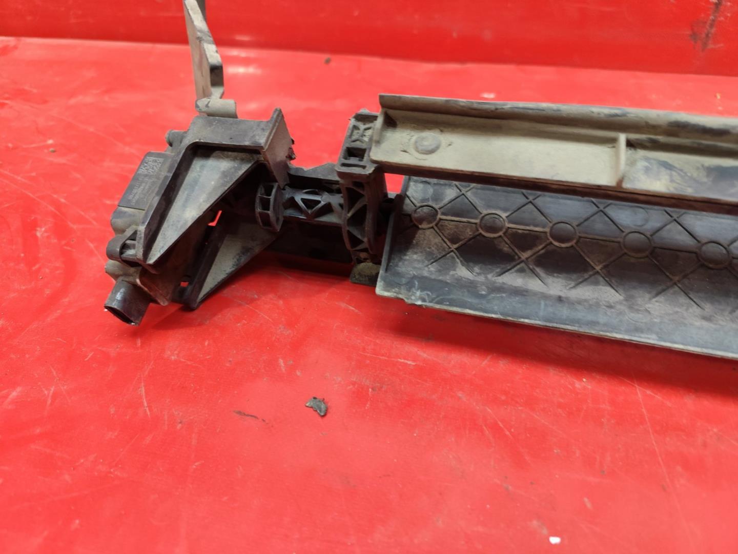 Моторчик заслонки решетки радиатора