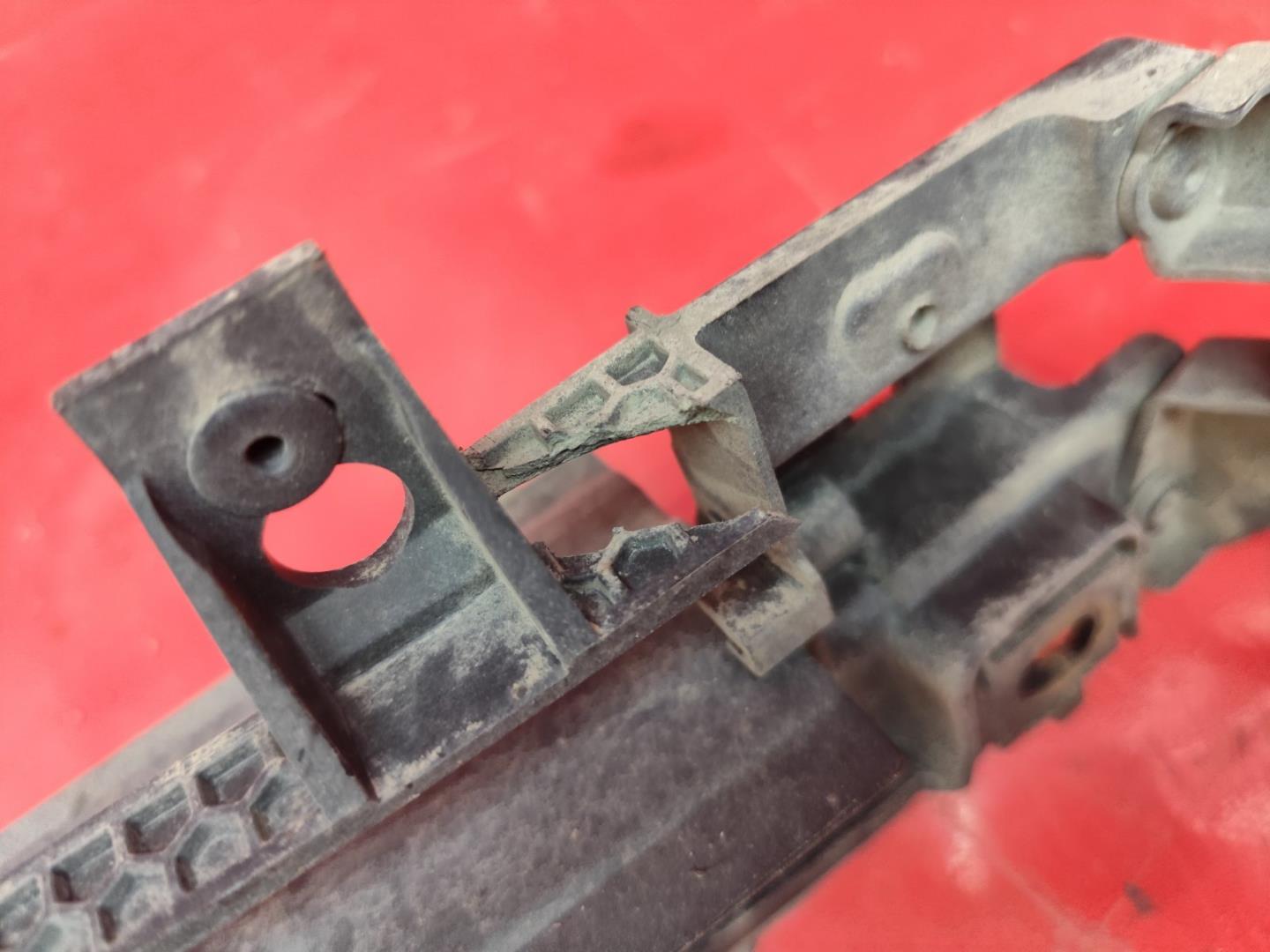 Моторчик заслонки решетки радиатора