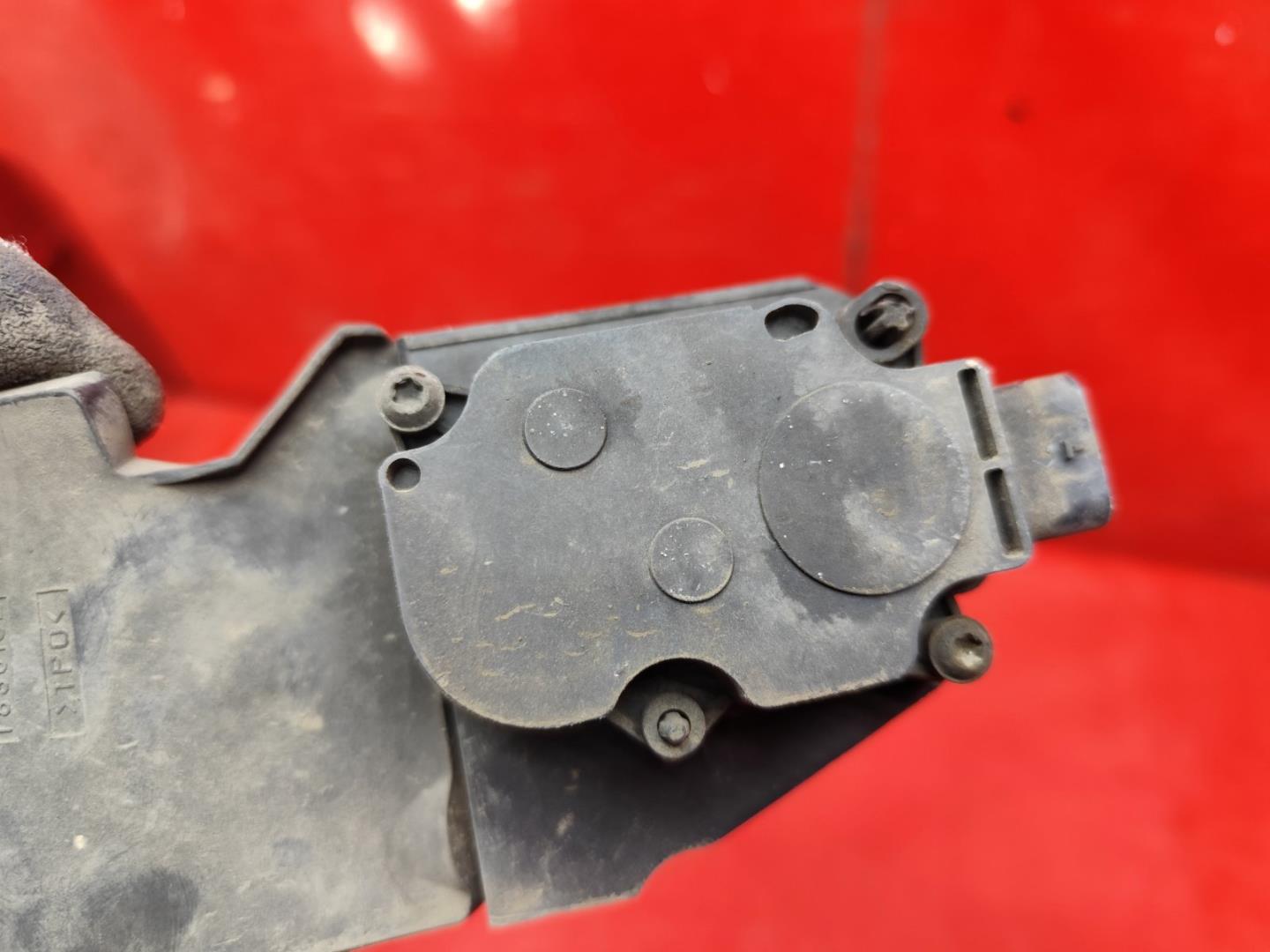 Моторчик заслонки решетки радиатора