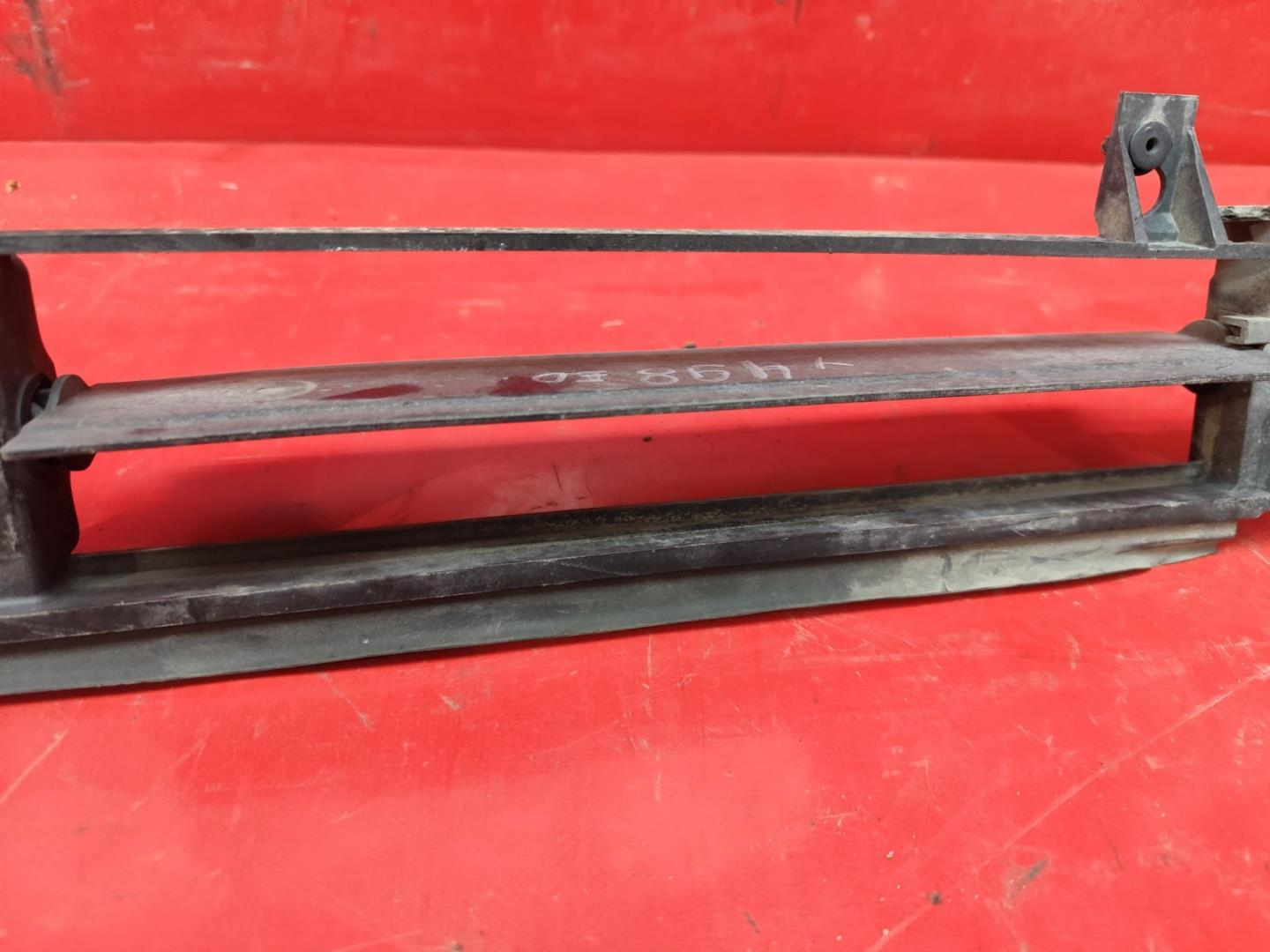 Моторчик заслонки решетки радиатора