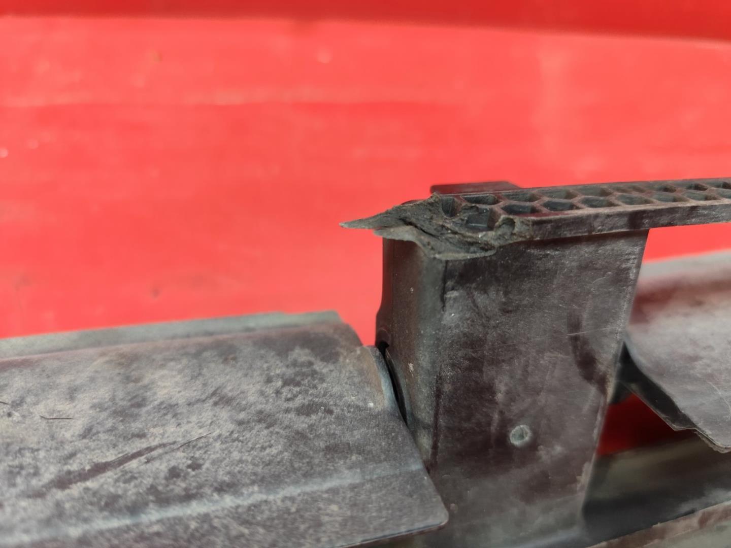 Моторчик заслонки решетки радиатора