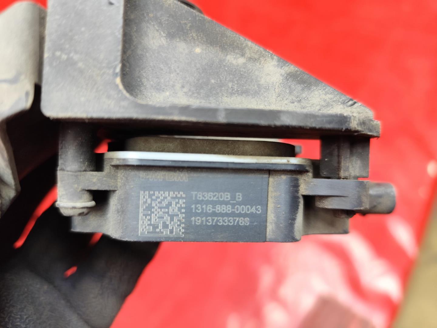 Моторчик заслонки решетки радиатора