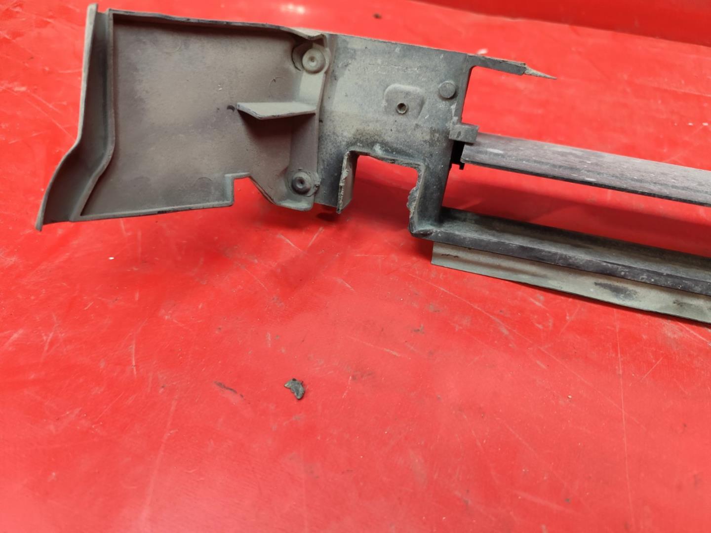 Моторчик заслонки решетки радиатора