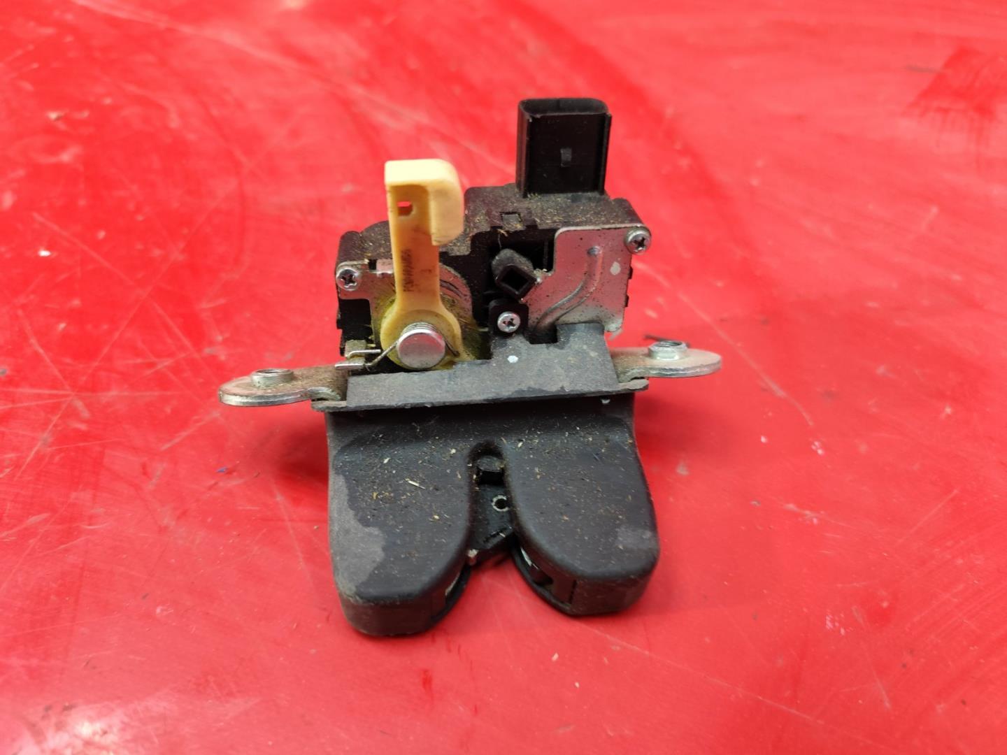 Замок багажника