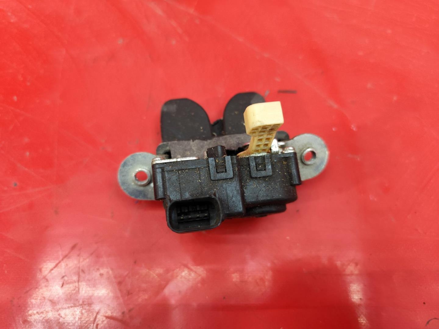 Замок багажника