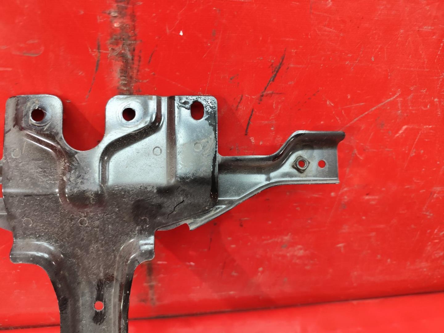 Кронштейн замка капота