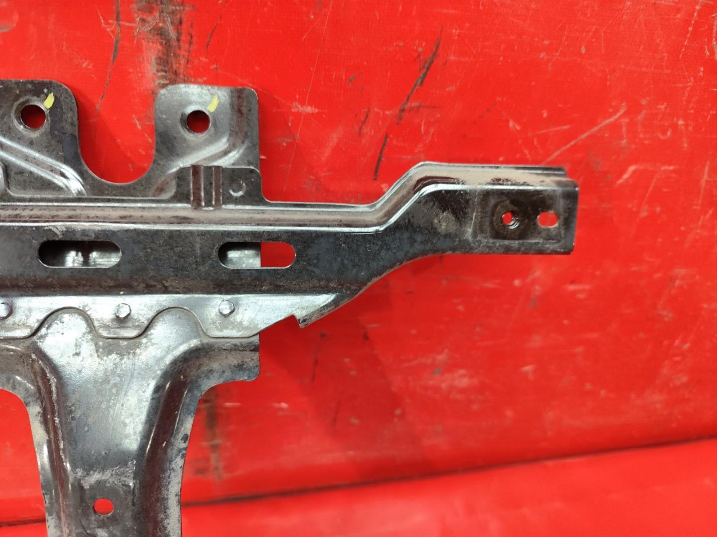 Кронштейн замка капота