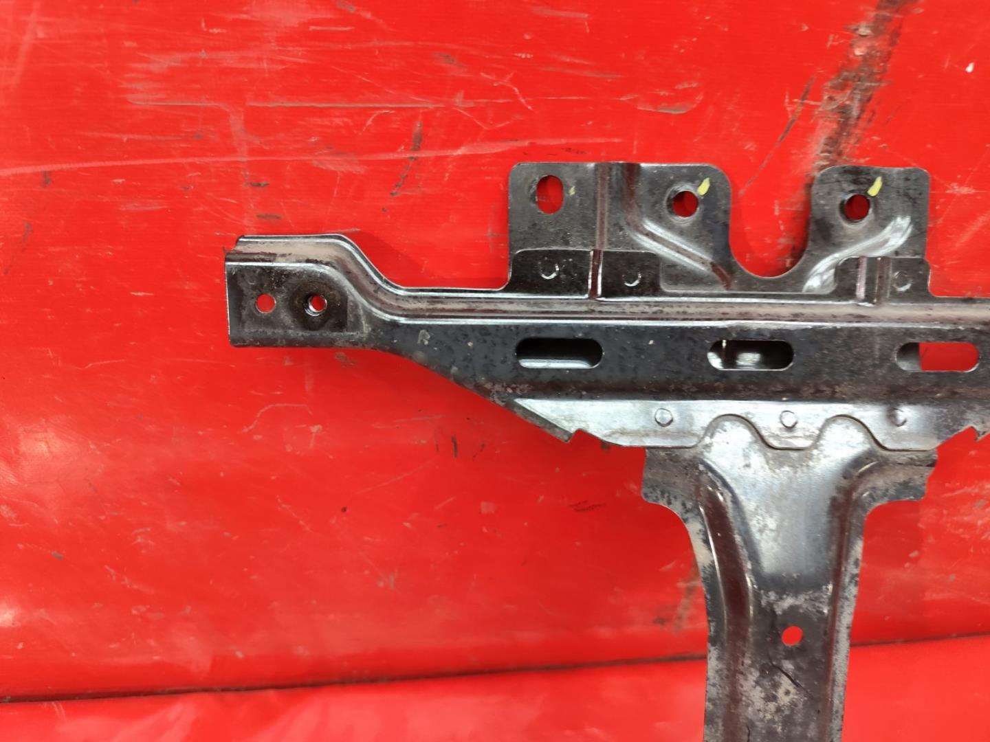 Кронштейн замка капота