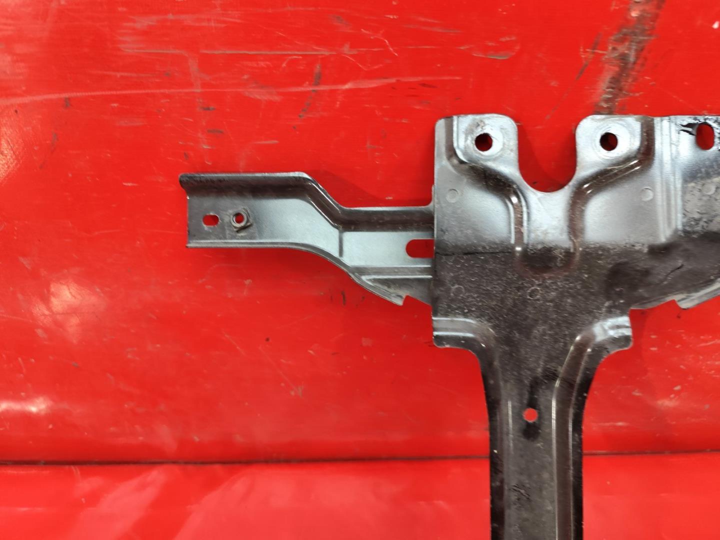 Кронштейн замка капота