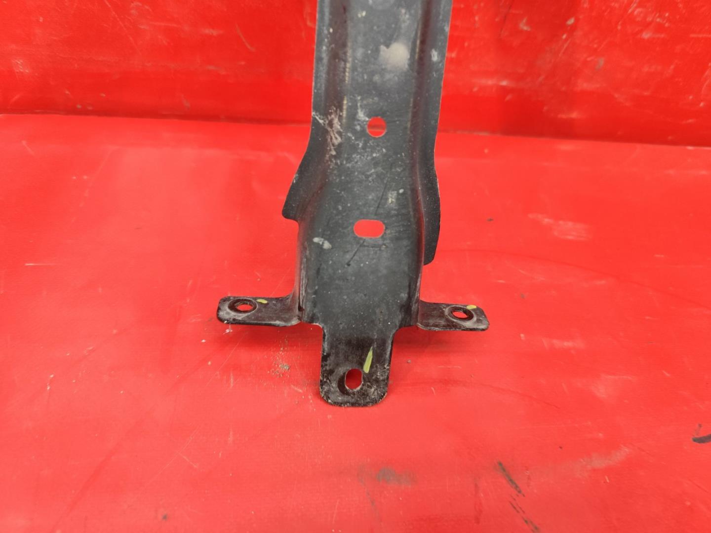 Кронштейн замка капота