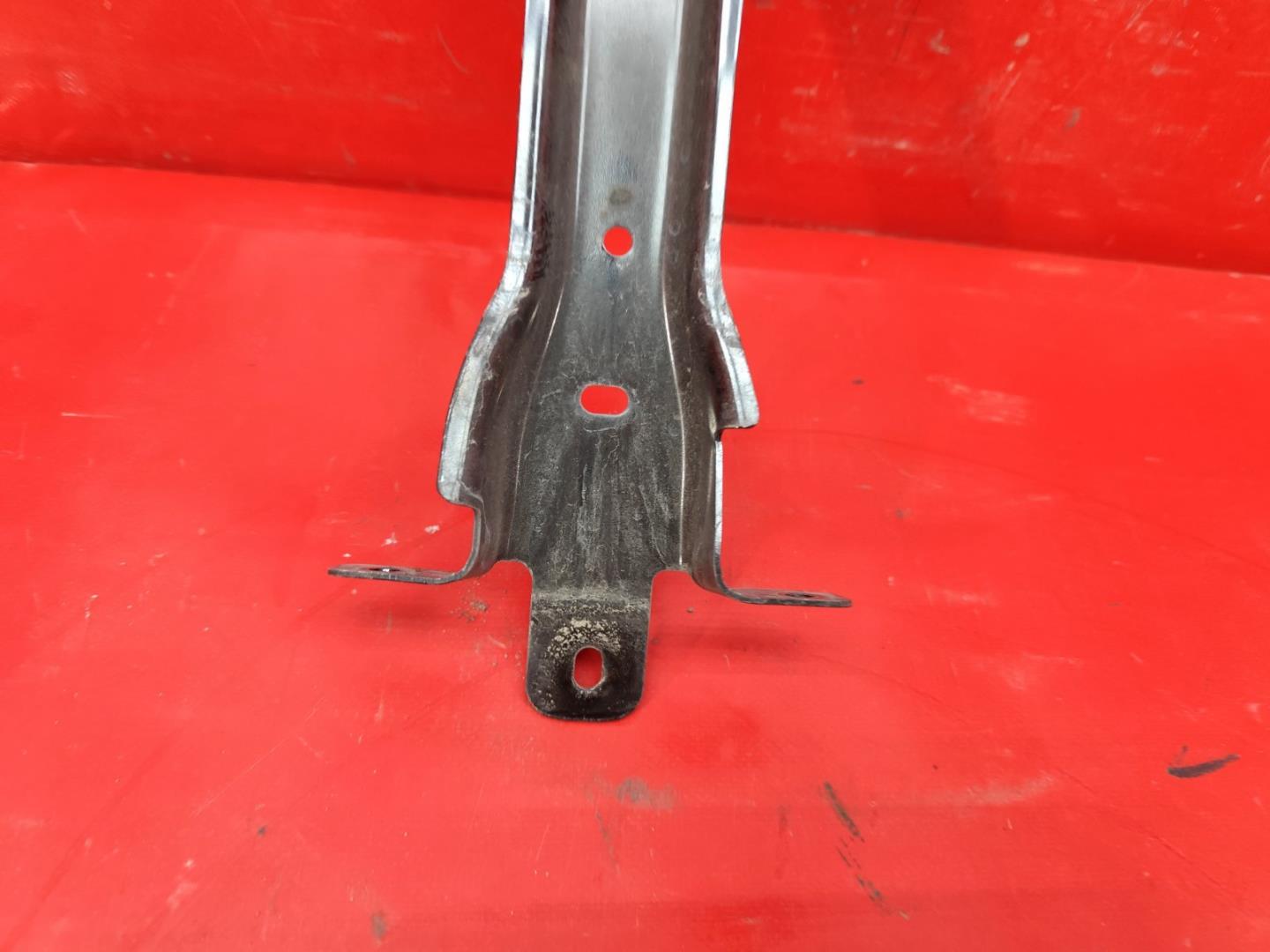 Кронштейн замка капота