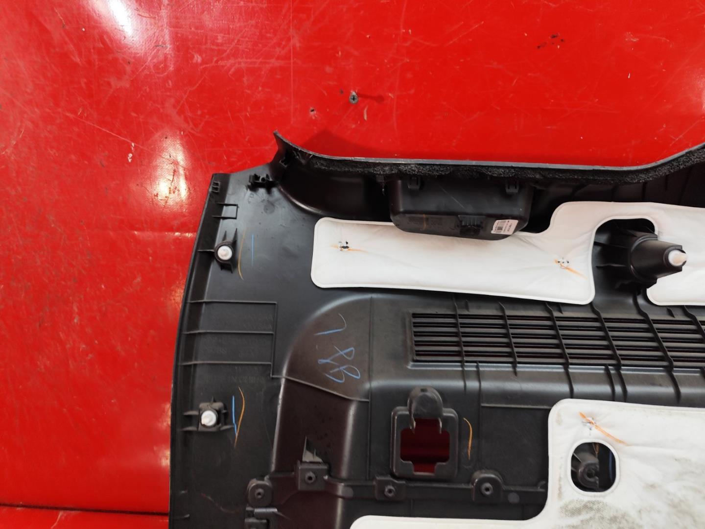 Обшивка крышки багажника