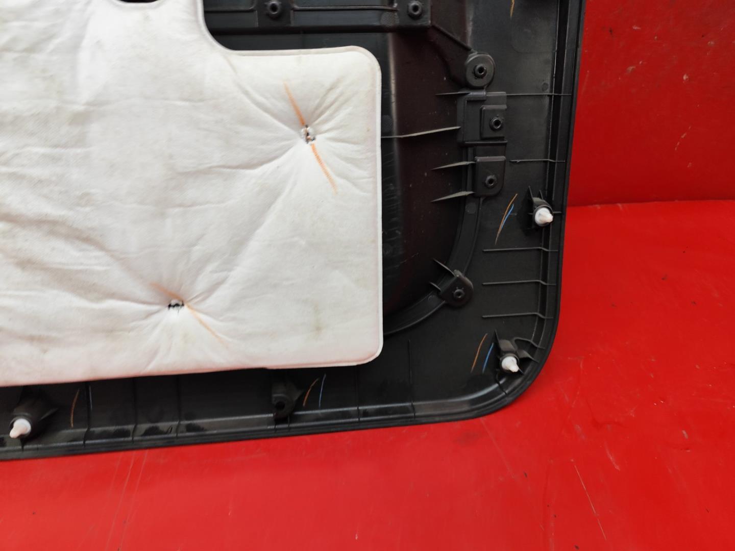 Обшивка крышки багажника