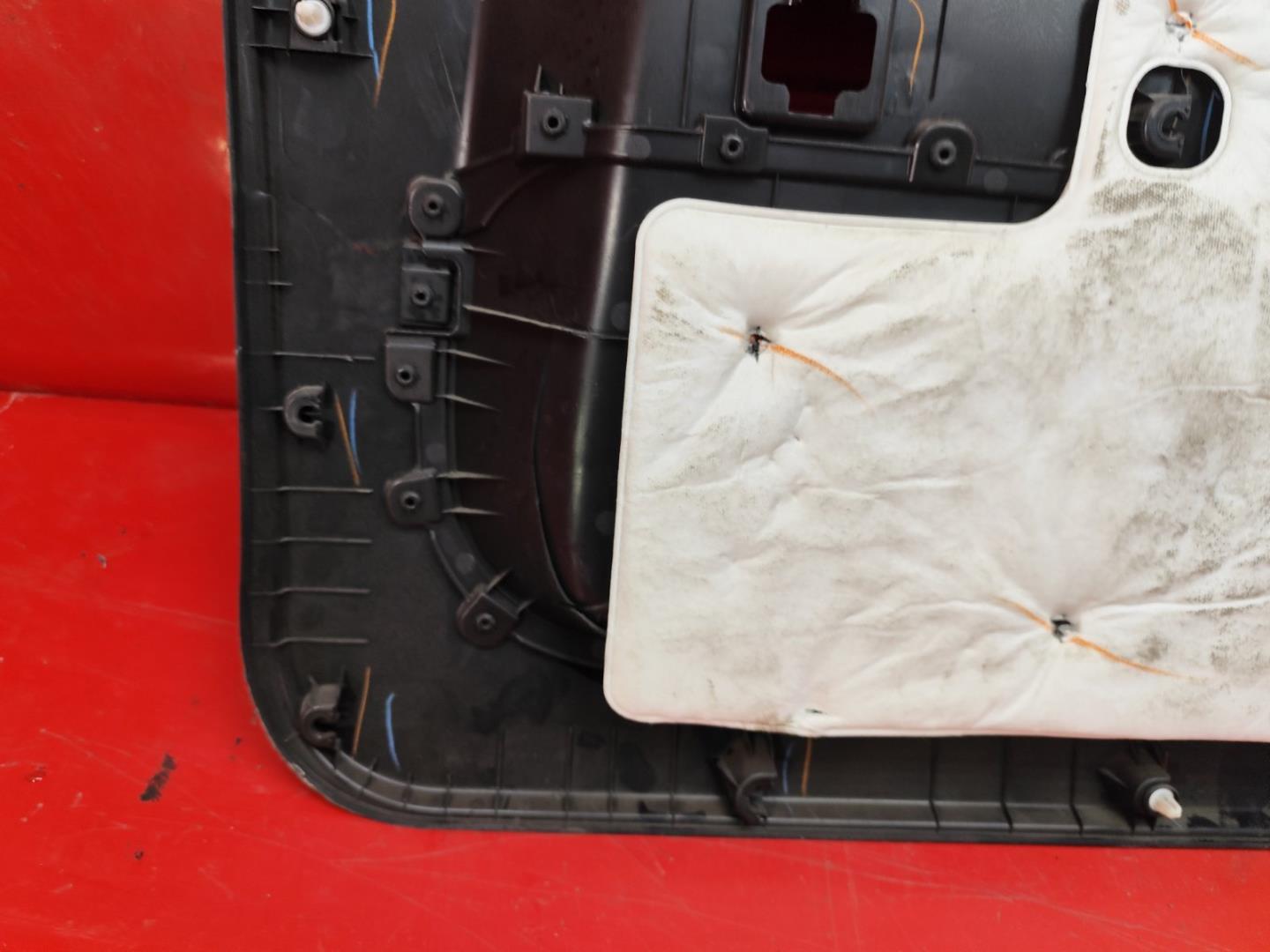 Обшивка крышки багажника