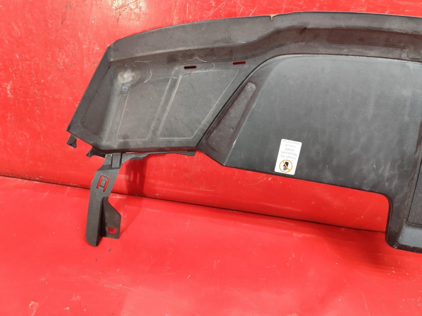 Кожух замка капота