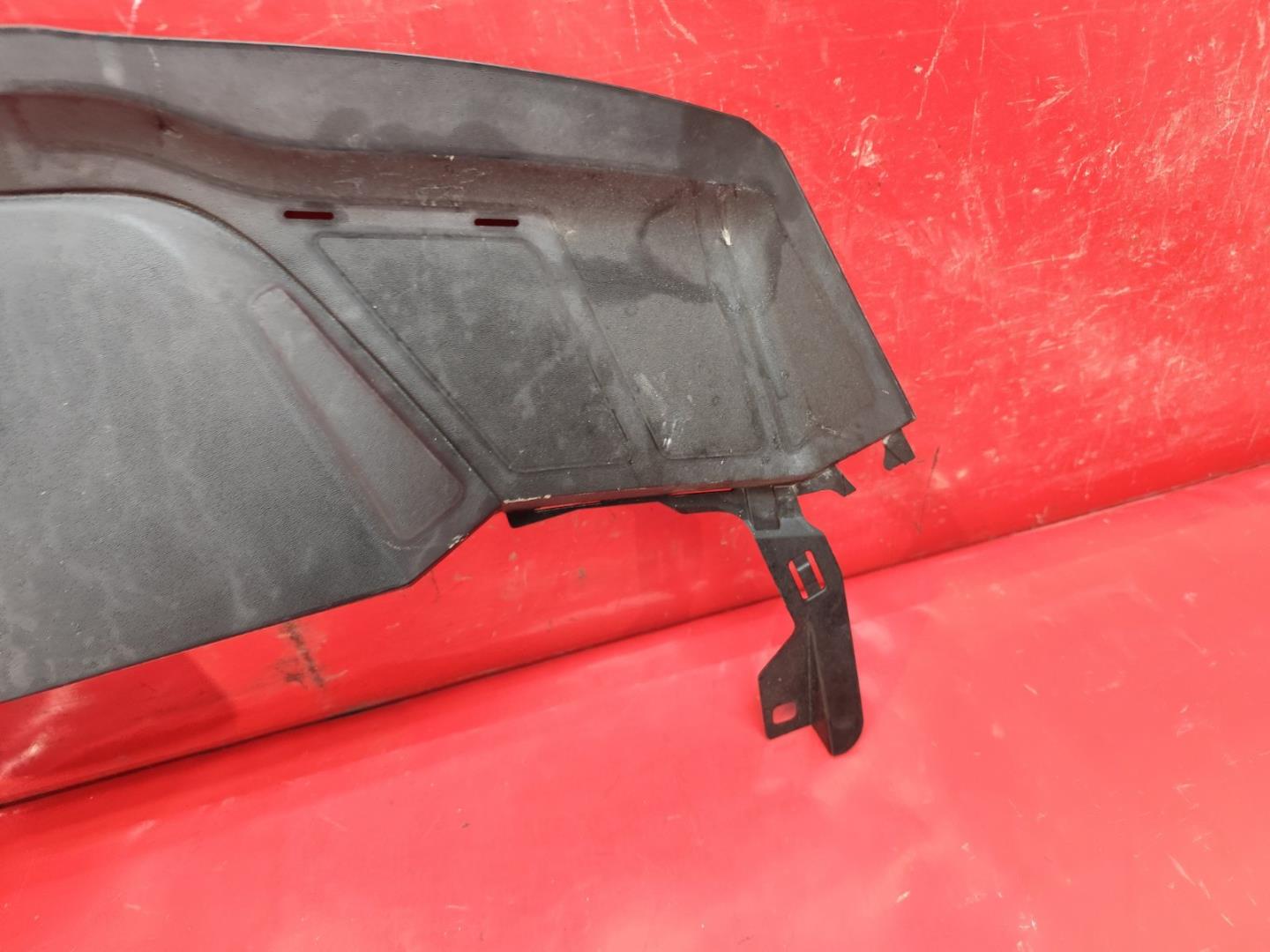 Кожух замка капота