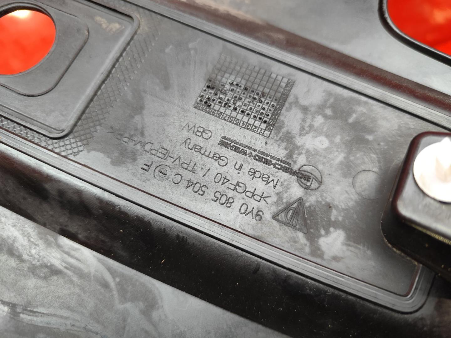 Кожух замка капота