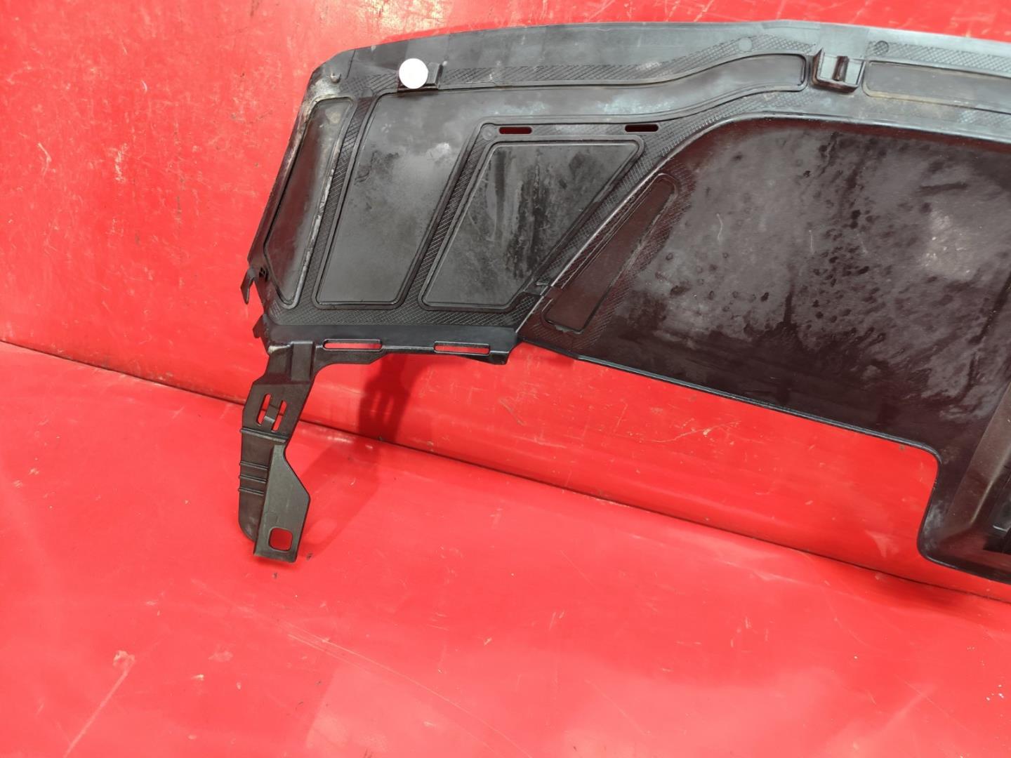 Кожух замка капота