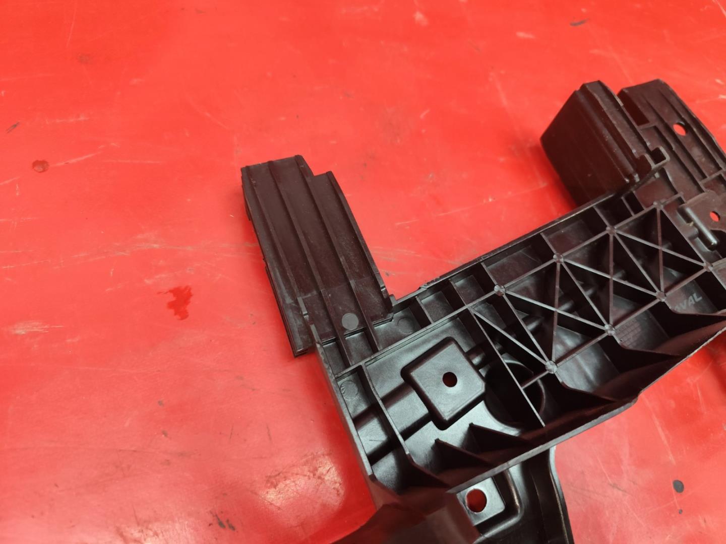 Кронштейн решетки радиатора