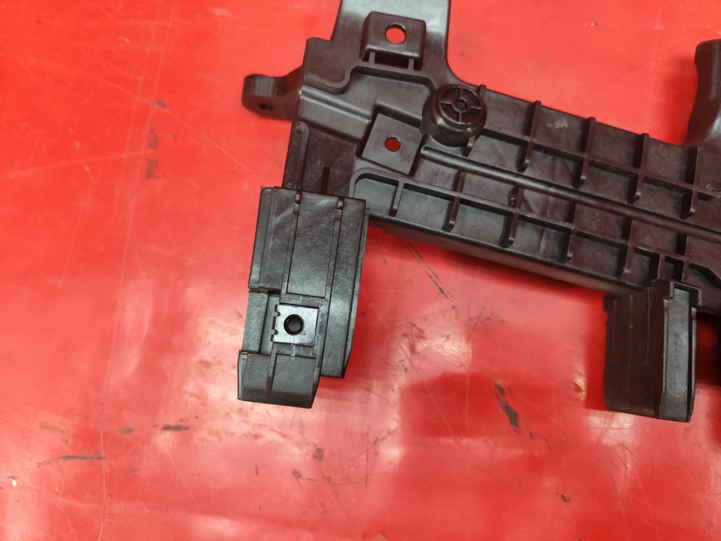 Кронштейн решетки радиатора