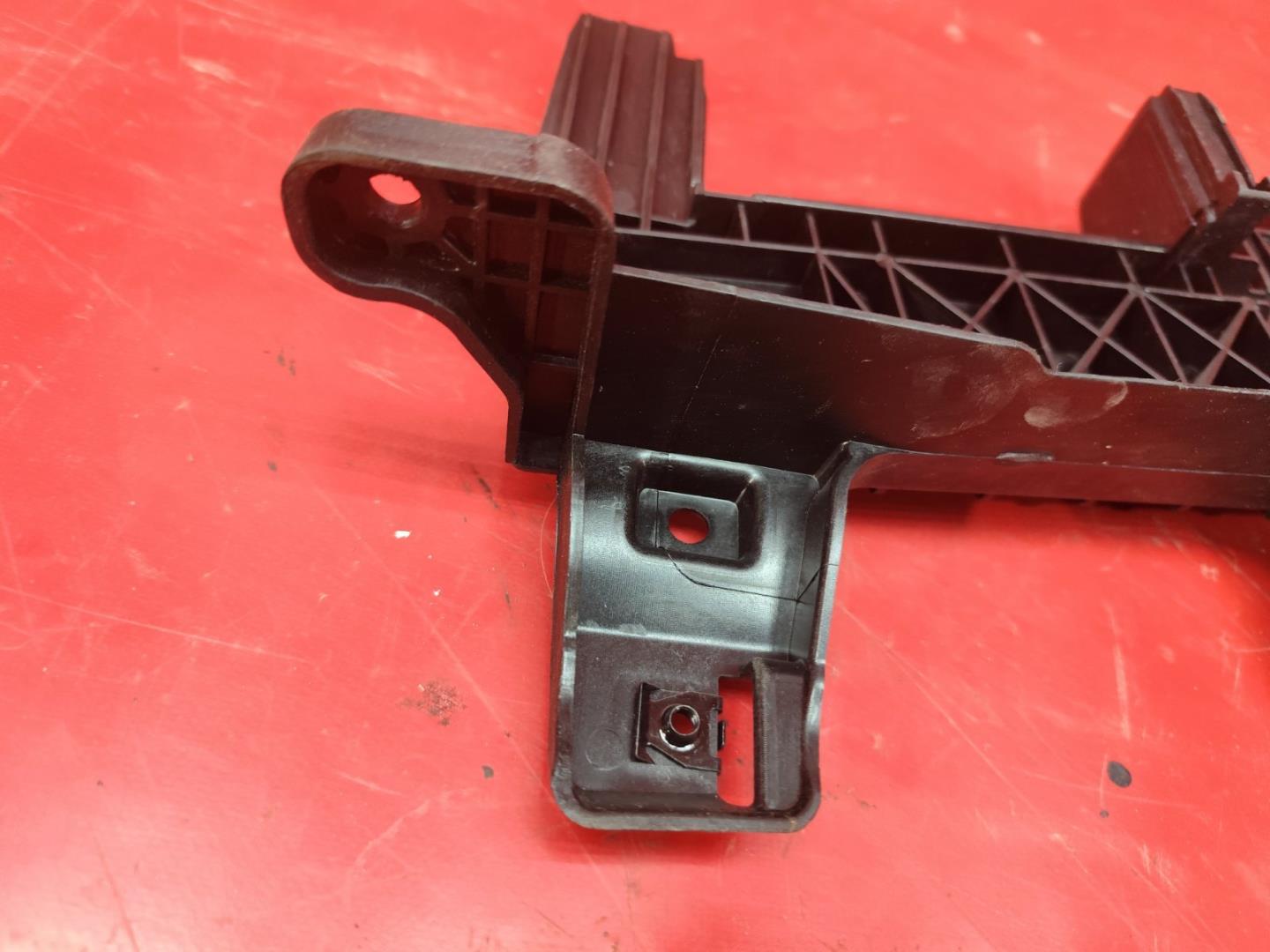 Кронштейн решетки радиатора