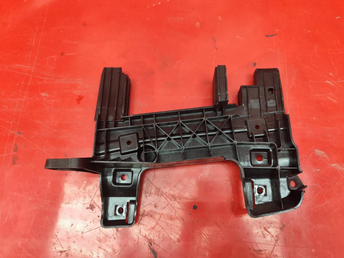 Кронштейн решетки радиатора