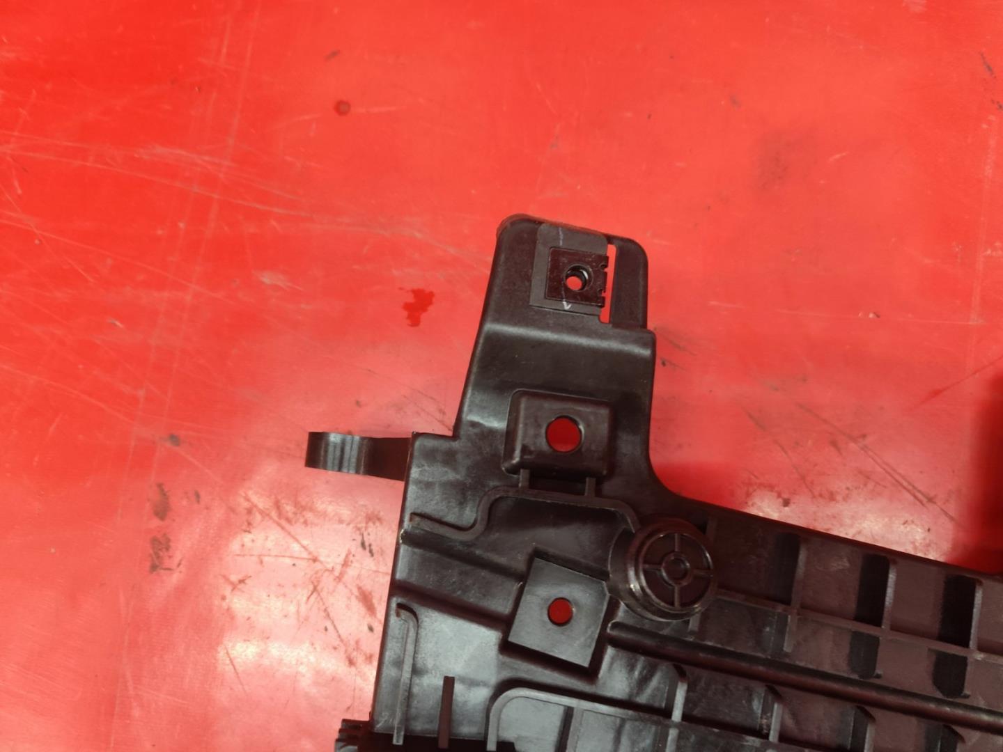 Кронштейн решетки радиатора