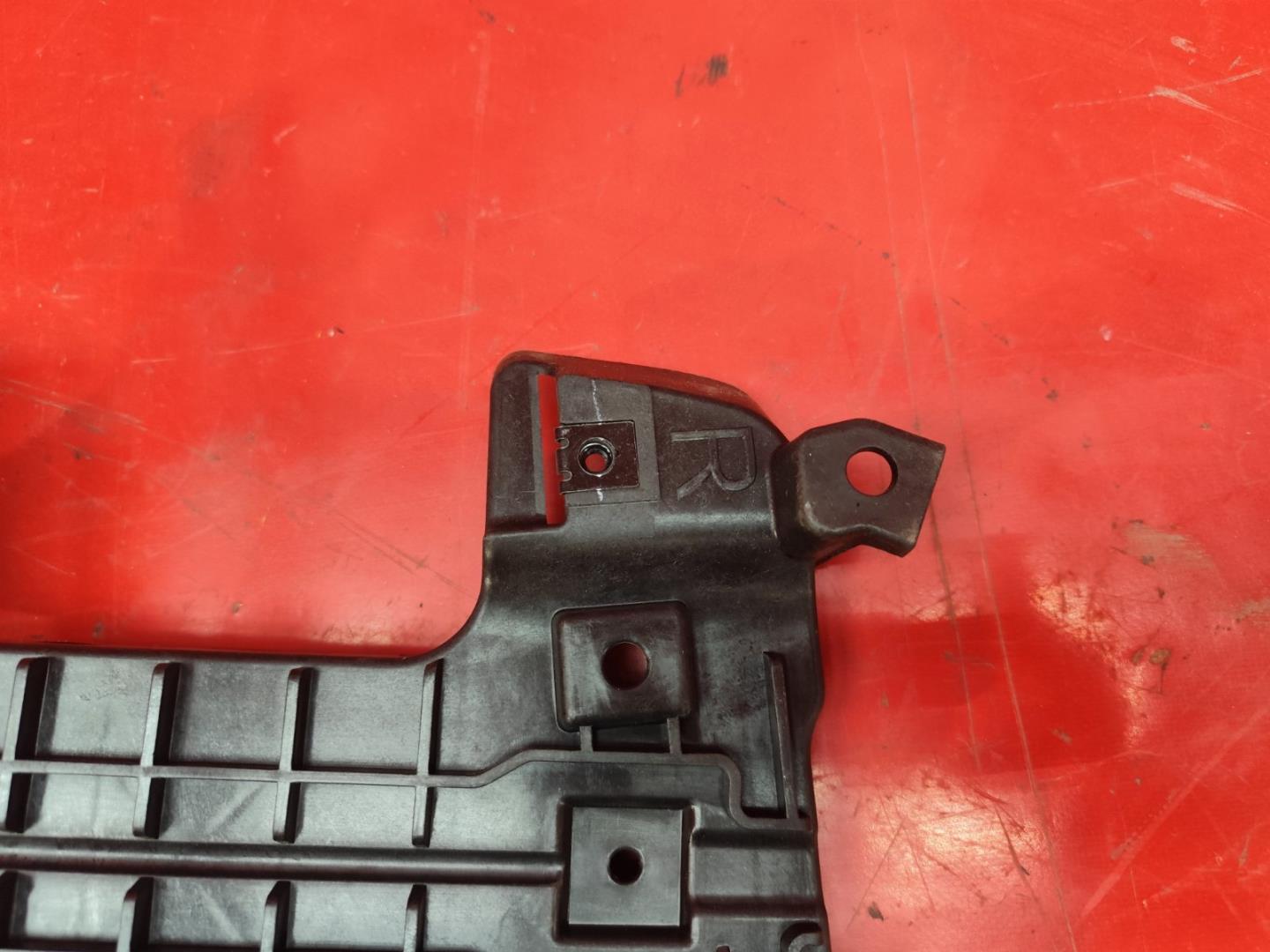 Кронштейн решетки радиатора