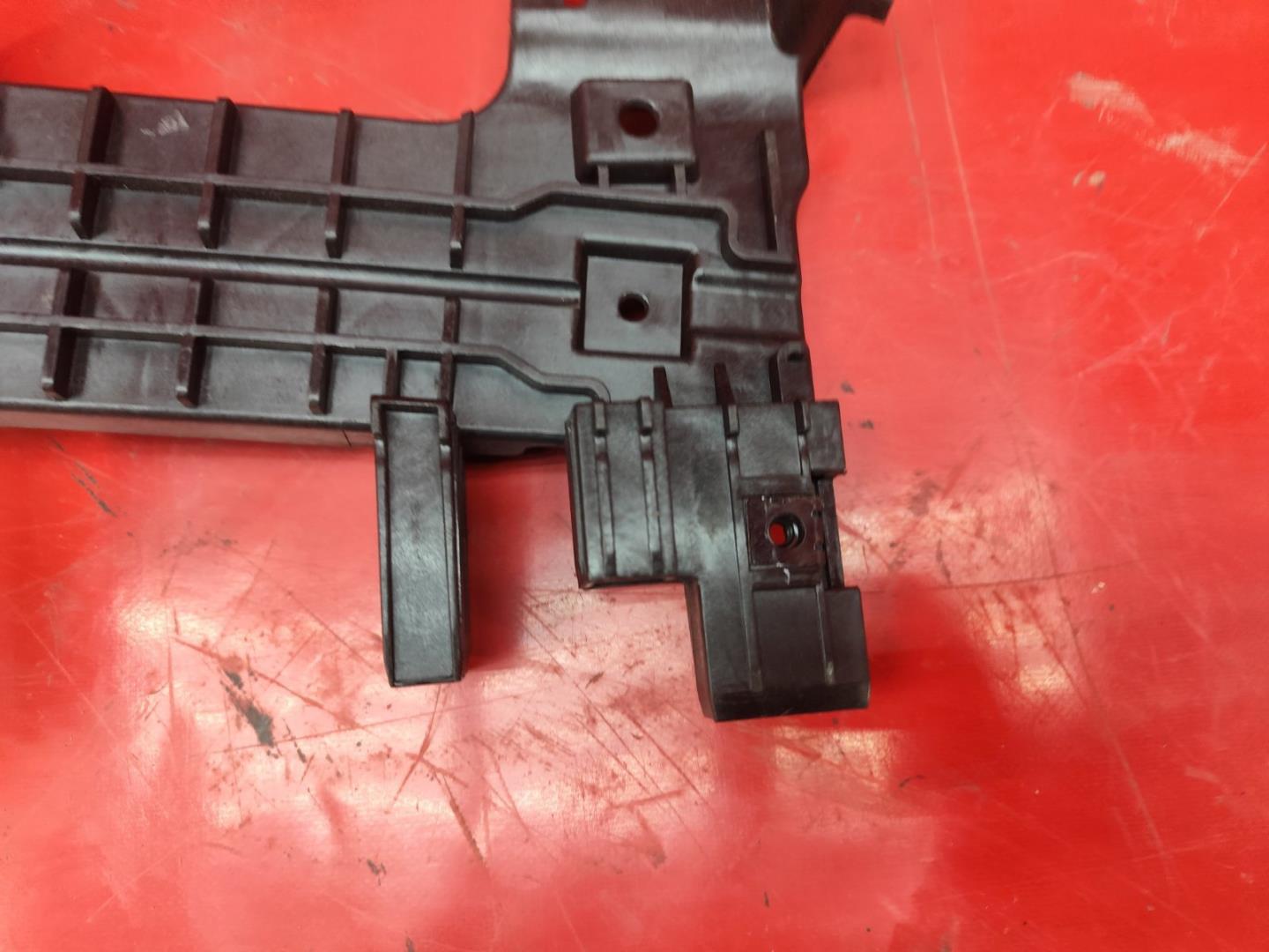 Кронштейн решетки радиатора