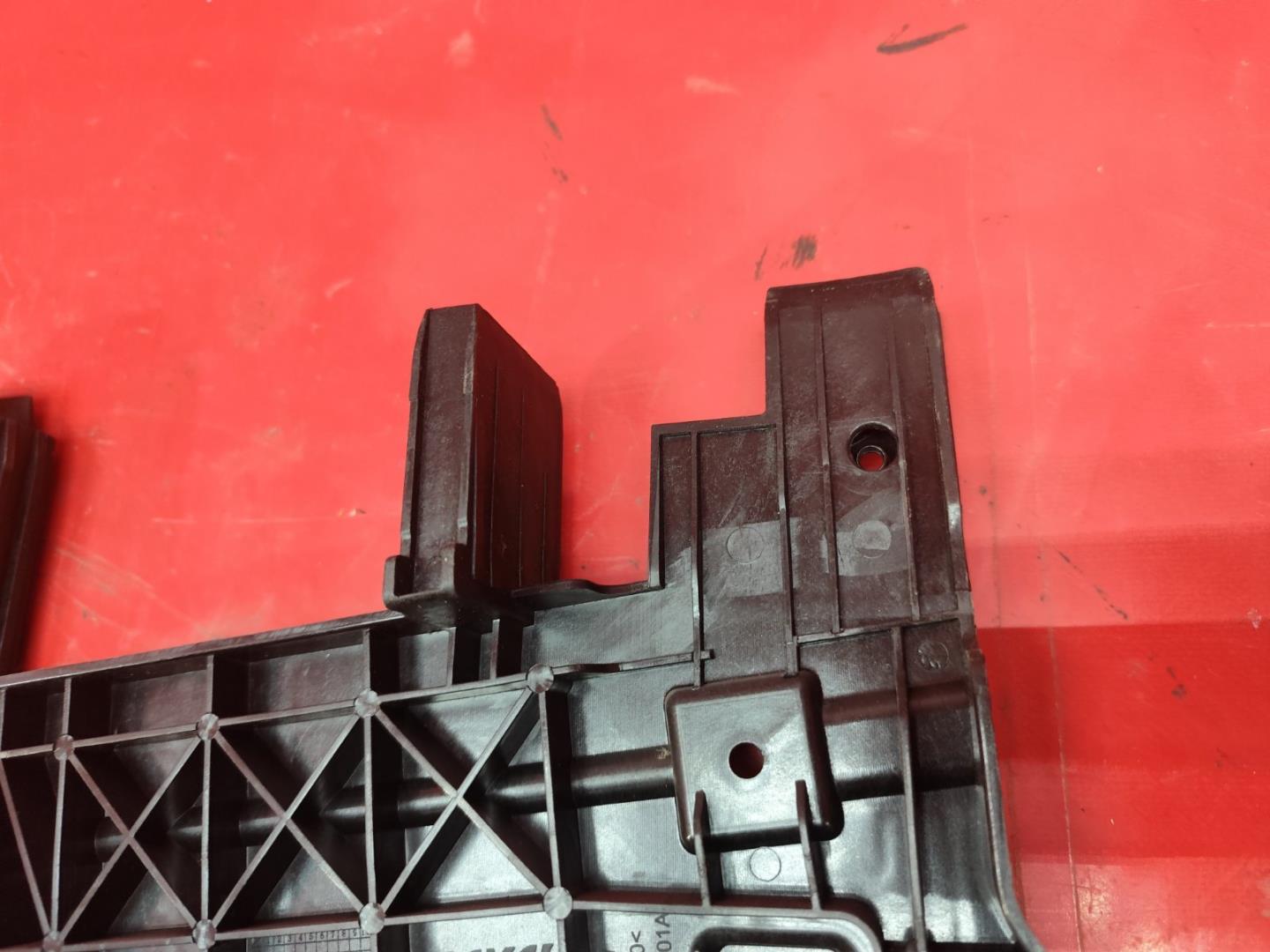 Кронштейн решетки радиатора