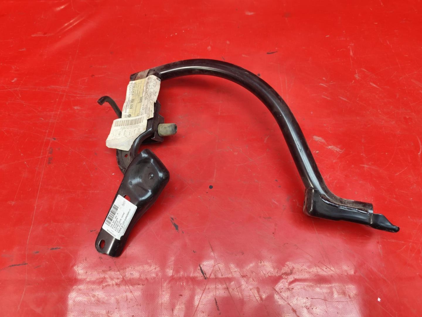 Петля крышки багажника