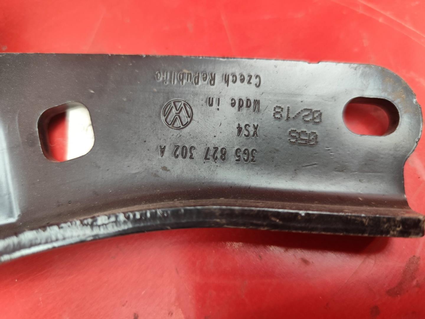 Петля крышки багажника