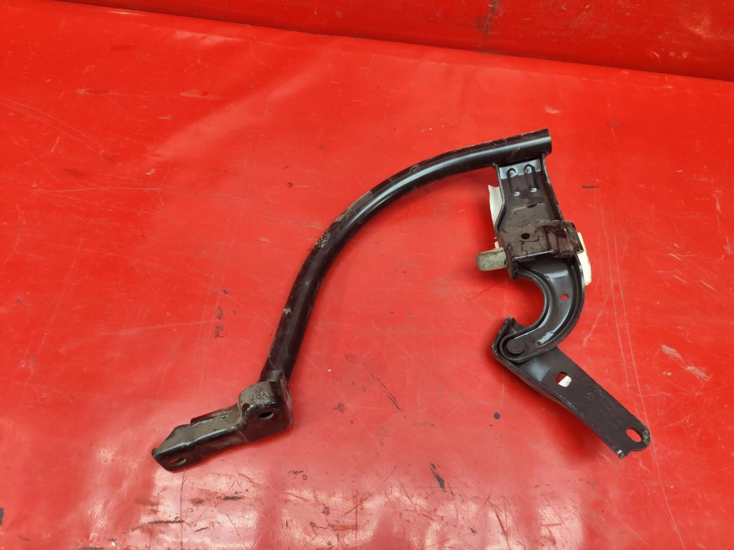 Петля крышки багажника