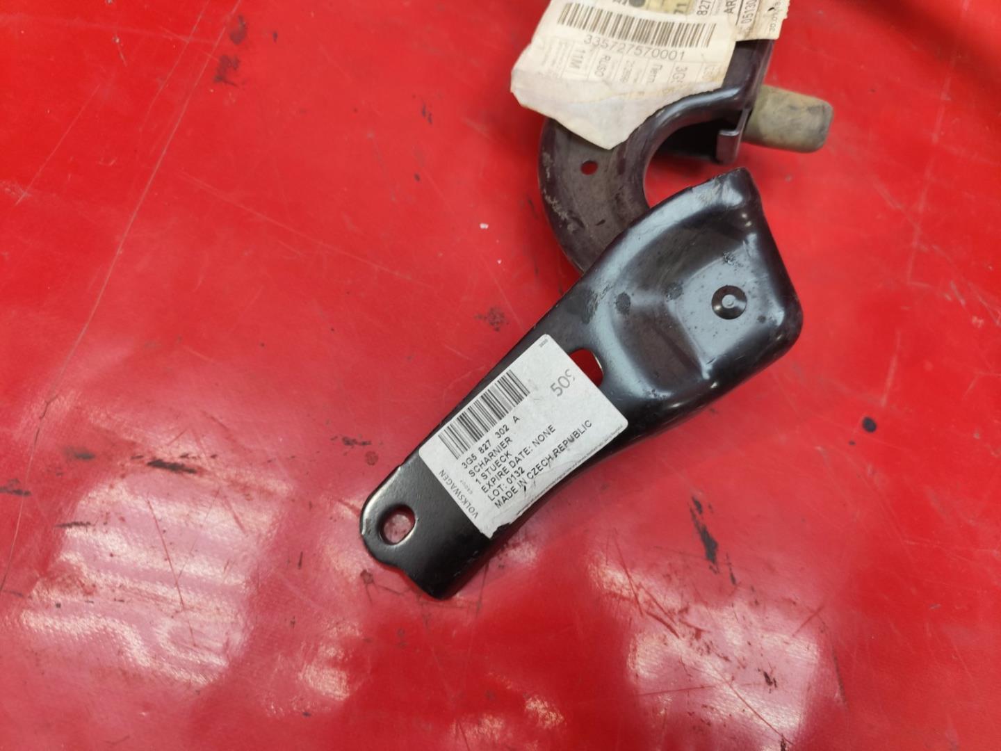 Петля крышки багажника