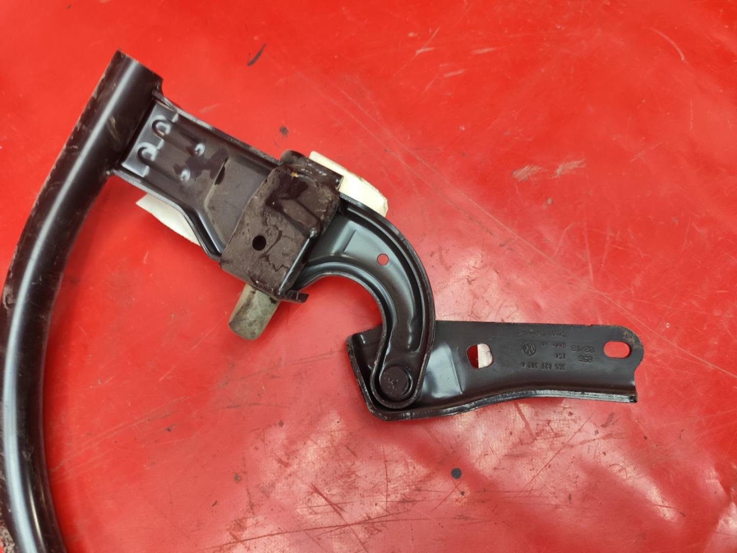 Петля крышки багажника