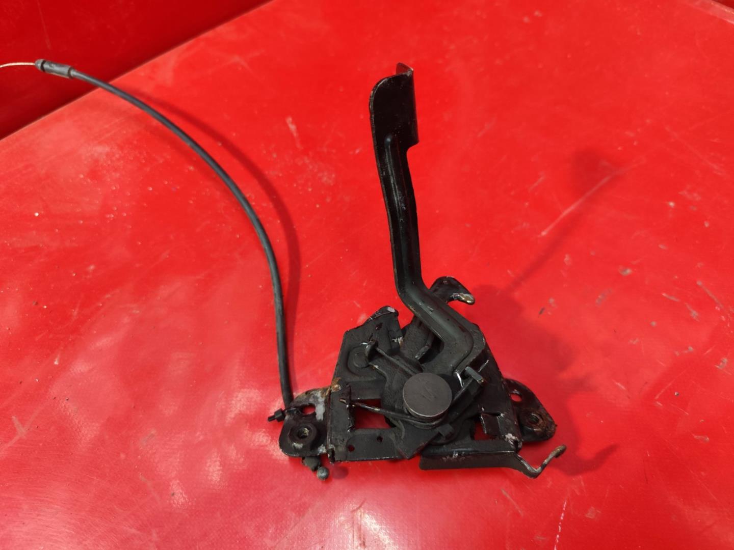 Замок капота