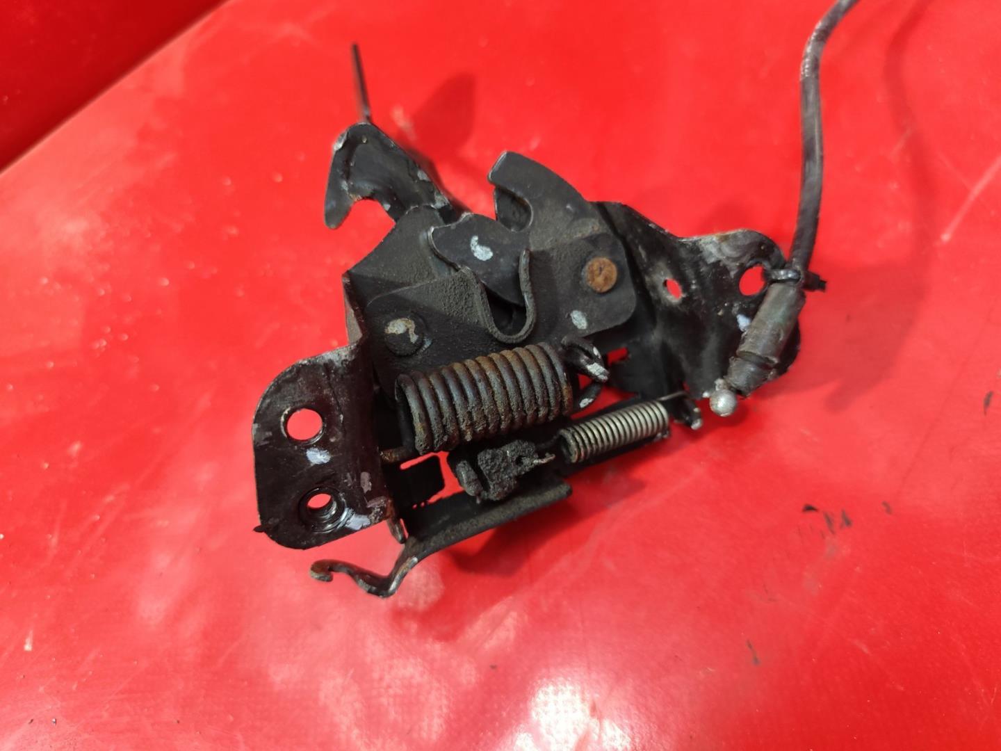 Замок капота