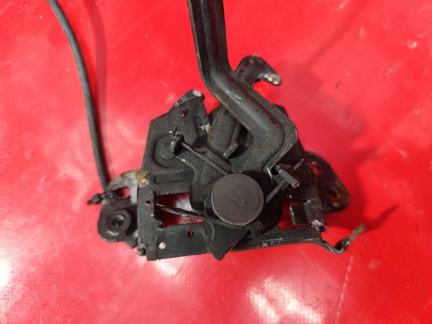 Замок капота