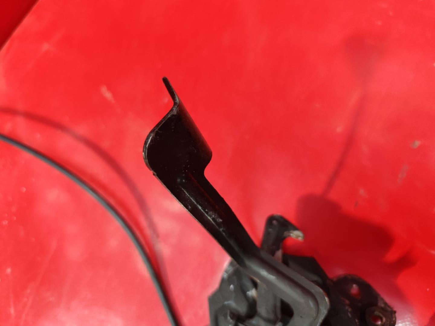 Замок капота