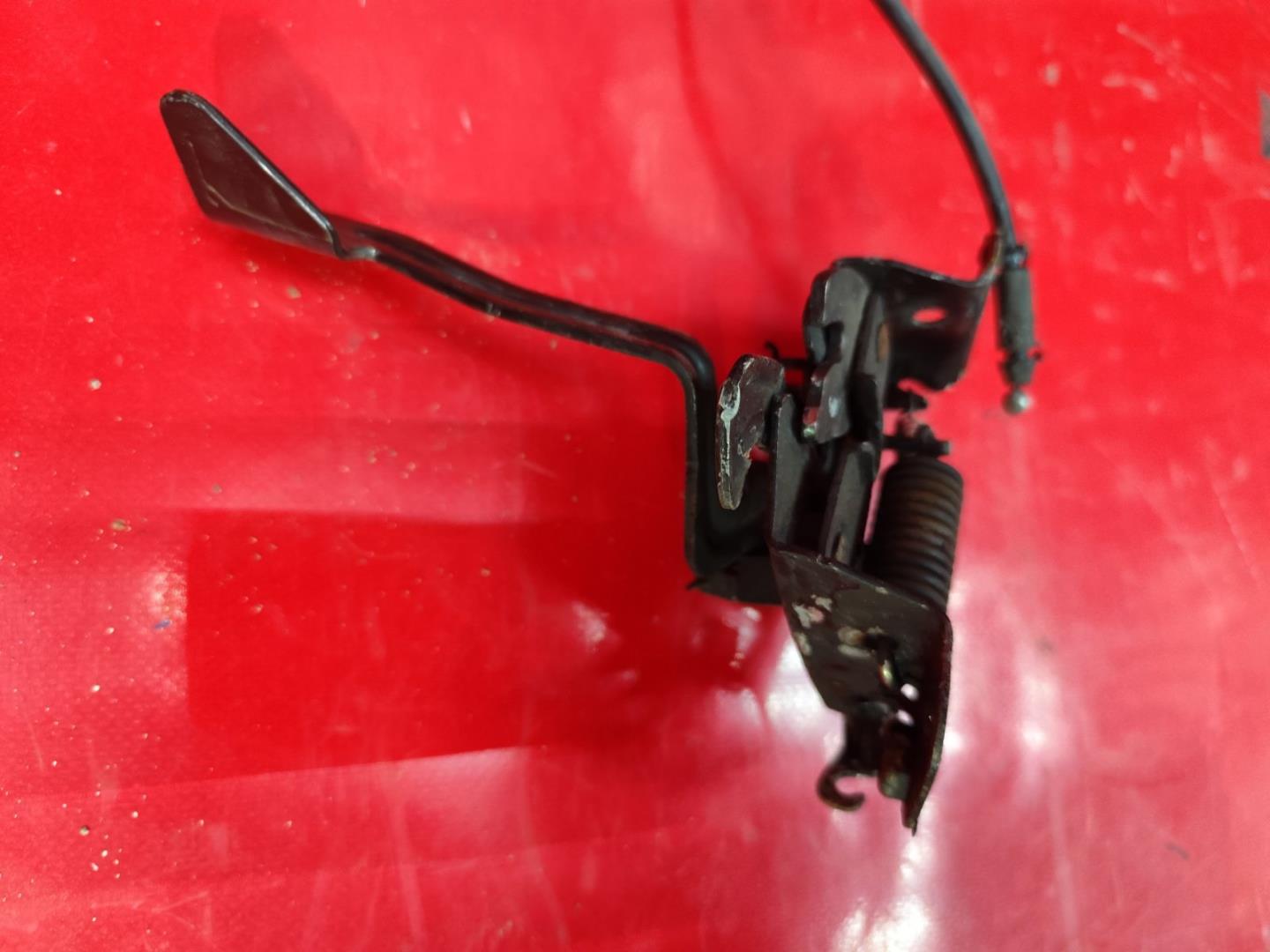 Замок капота