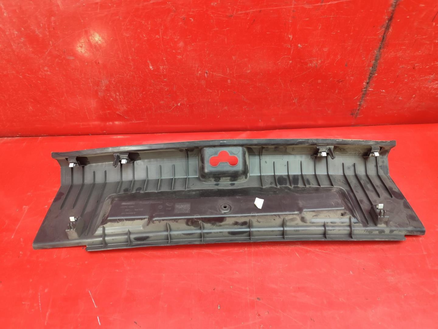 Кожух замка капота