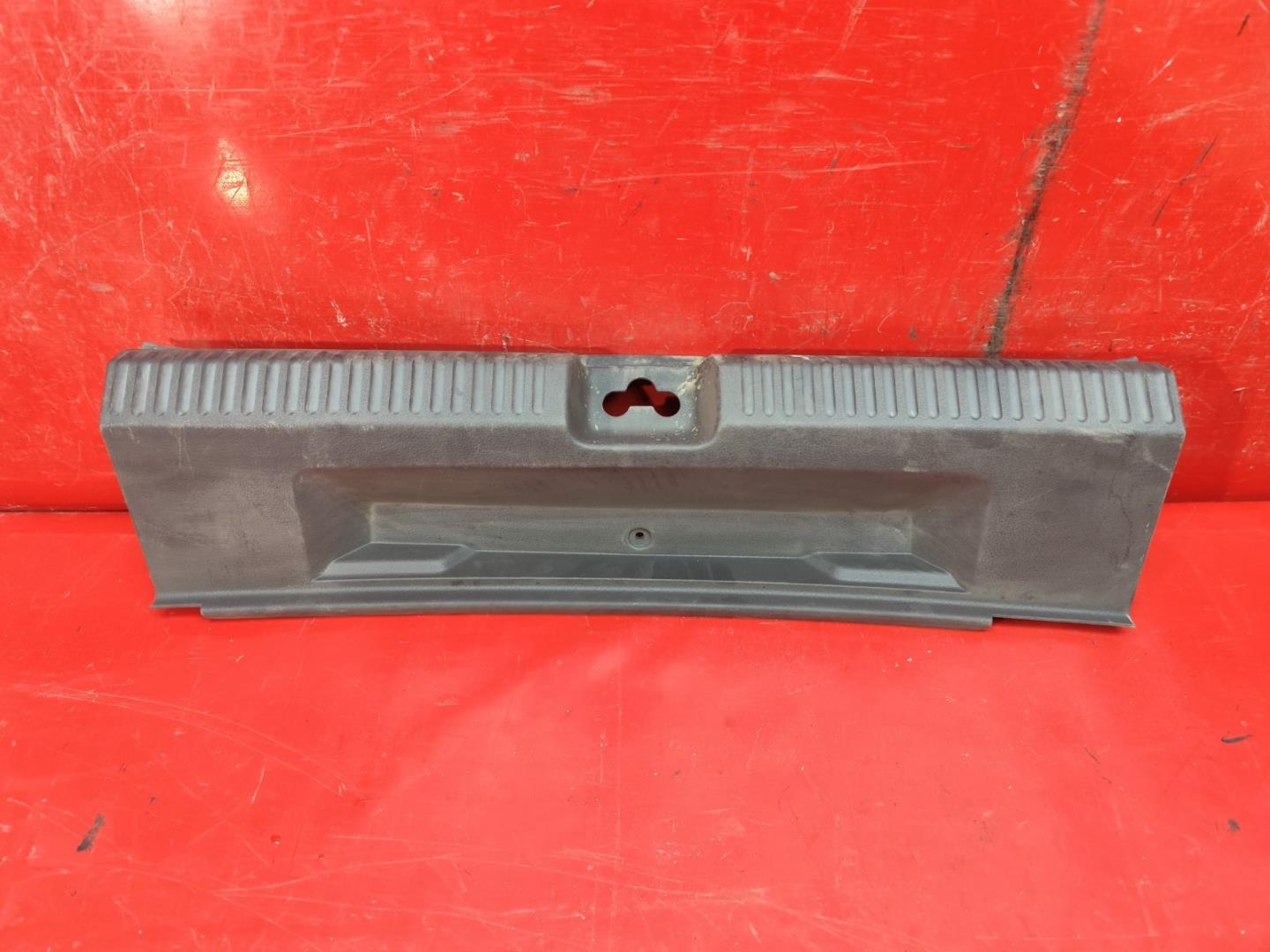 Кожух замка капота