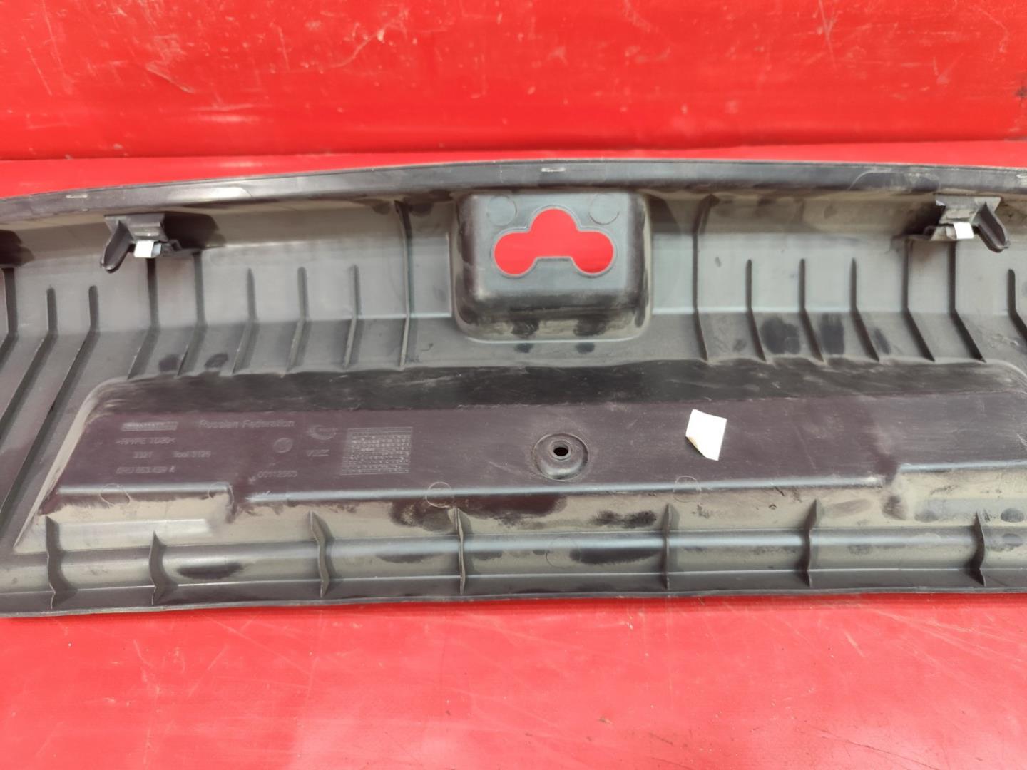 Кожух замка капота