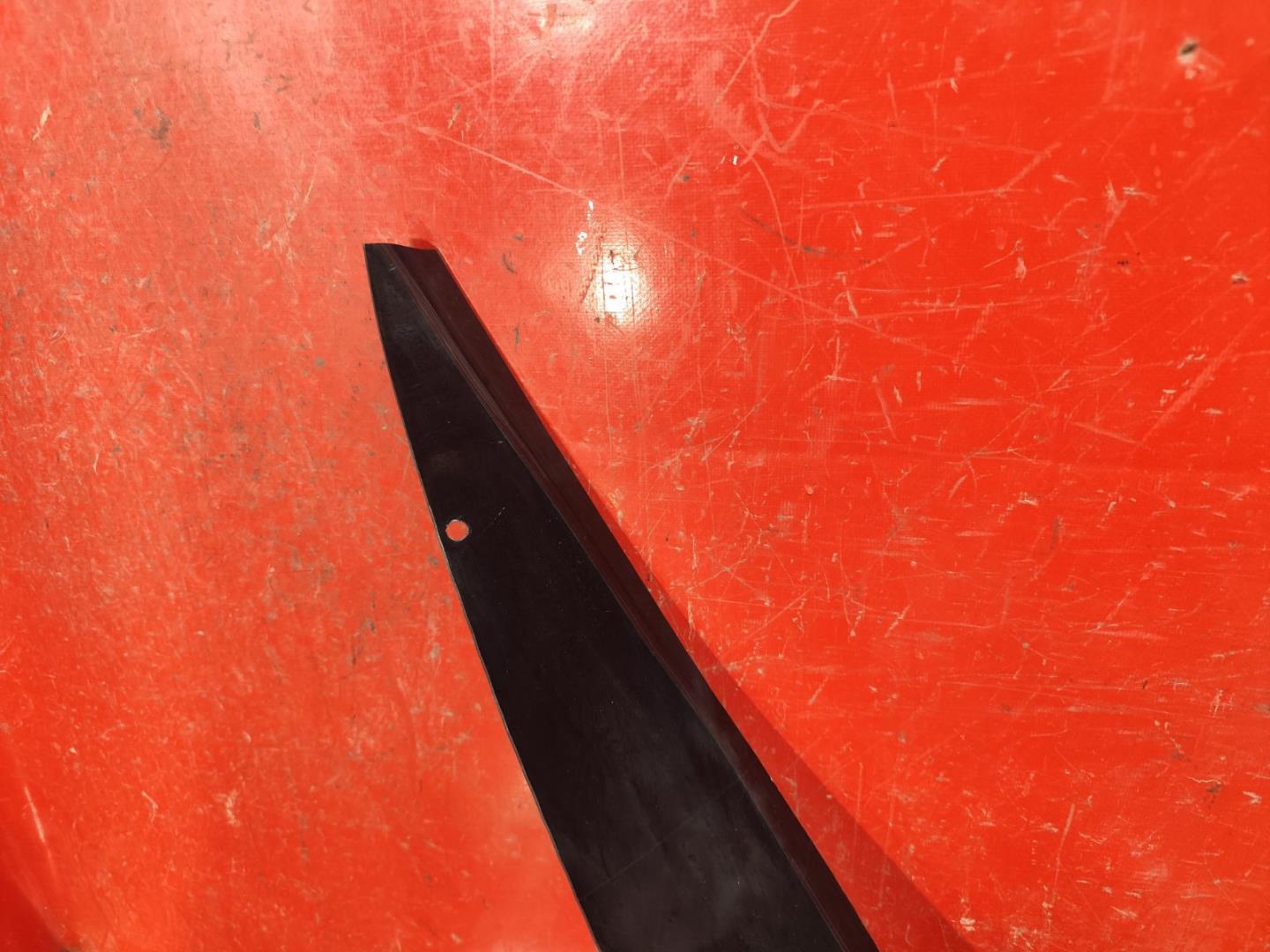 Дефлектор капота