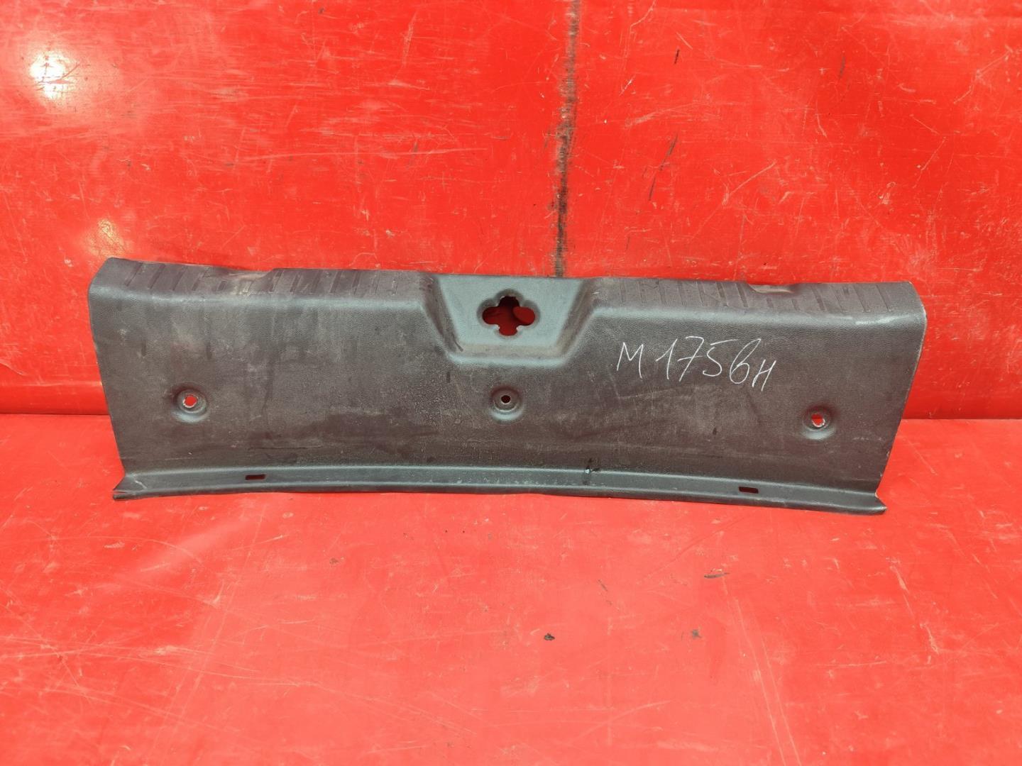 Кожух замка багажника