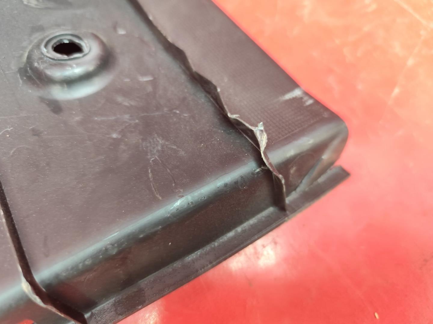 Кожух замка багажника